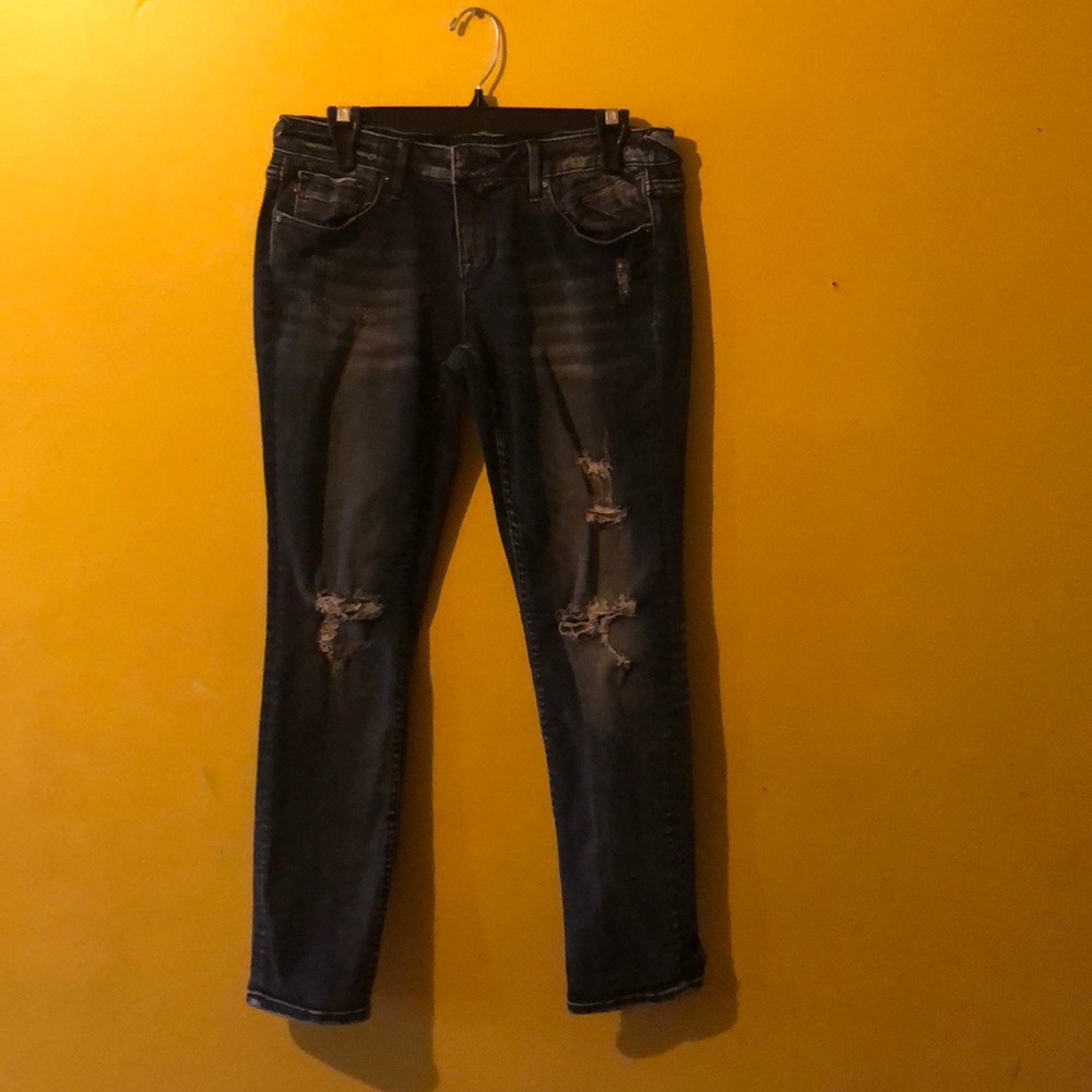 Vigoss distressed cropped pants.